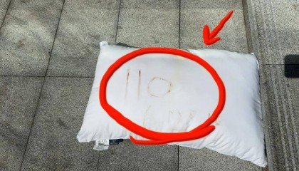 女子回应“被困25楼丢血书枕头求救”:试过撞门踢门向外喊,挥舞红衣两天没人理,跺脚乱跳盼楼下来投诉