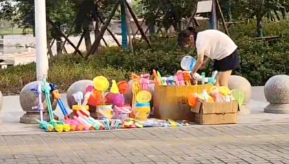 安徽14岁女孩暑假摆摊卖玩具25天赚2000元,家长:本意是锻炼孩子,走红后竞争多生意下滑