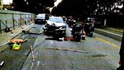 上海一男子开车时被一辆红色车辆吸引,伸手找手机想与朋友确认,丝毫未减速撞飞2人致死,被判刑