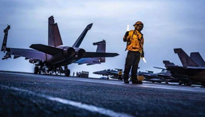 美海军在南海连摔两架飞机，因电磁攻击？中国军号发文