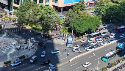 深圳突发!公交车撞上出租车!最新消息