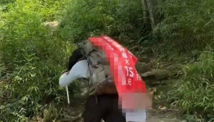 湖南一男子背40公斤蜜雪冰城上武功山售卖,当事人:背了四十杯左右,每杯15元