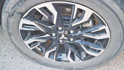 哈尔滨王女士:中山路驾车压到翘边井盖,轮胎废了