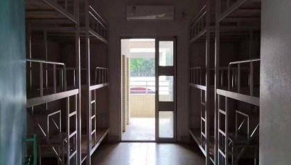 东莞一学校被曝使用三层床,还将茶水间改成宿舍!校方回应