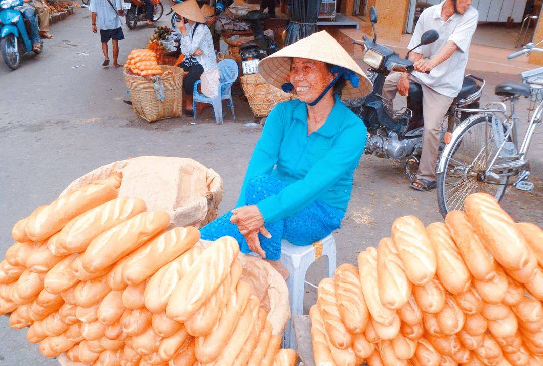 越南一怪异现象，当众在街上摆放大捆人民币，为啥都没人敢去抢