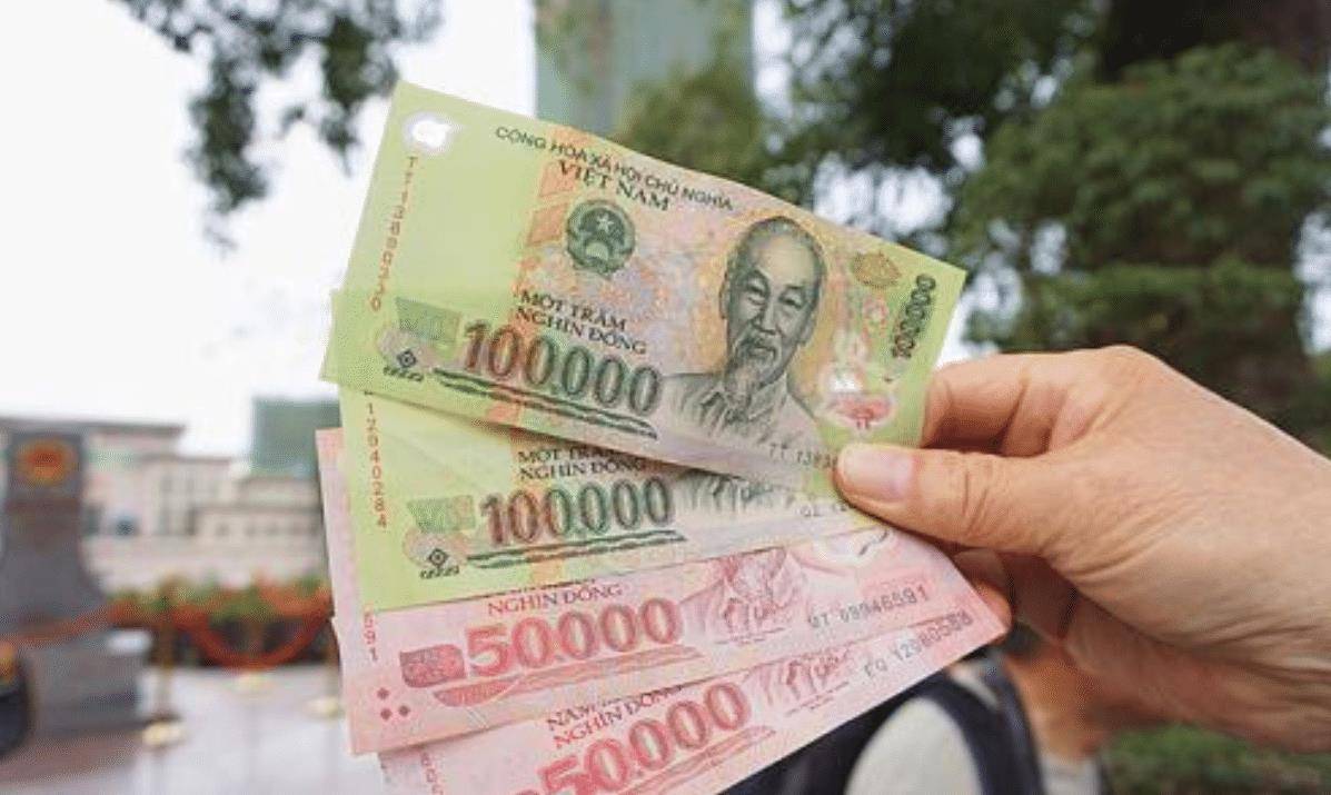 越南一怪异现象，当众在街上摆放大捆人民币，为啥都没人敢去抢