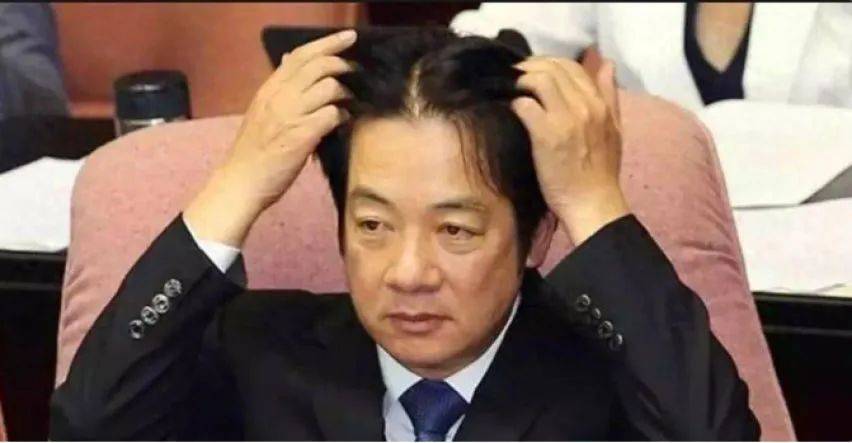 辽宁舰直接逼近，美国脸色大变！扣下台湾64架战机，只收钱不交货