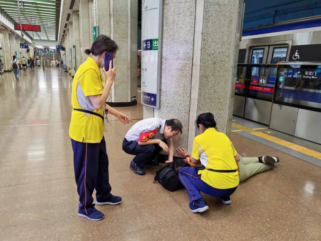 乘客因结石疼痛难忍，公共文明引导员紧急救助