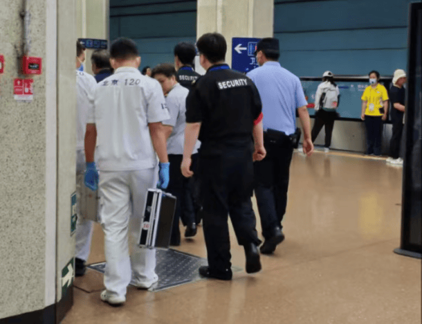 乘客因结石疼痛难忍，公共文明引导员紧急救助