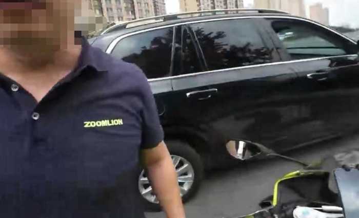 身穿ZOOMLION商标工装男子别停摩托车，中联重科深夜回应