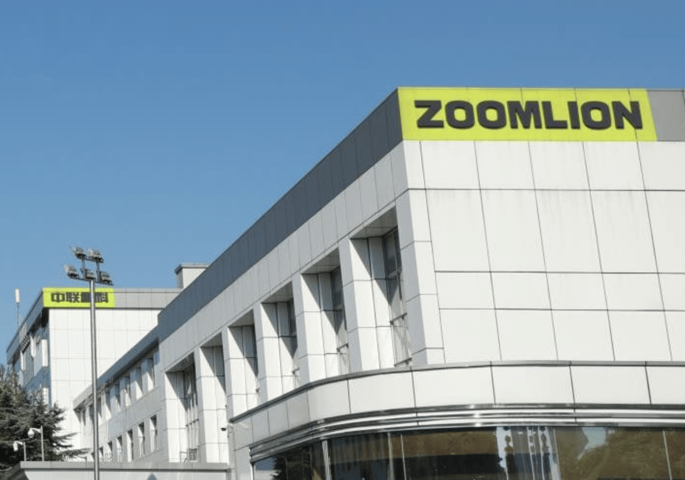 身穿ZOOMLION商标工装男子别停摩托车，中联重科深夜回应