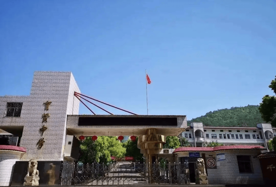 脱帽贫困县花百万修校门，校园形象比宿舍条件更重要？