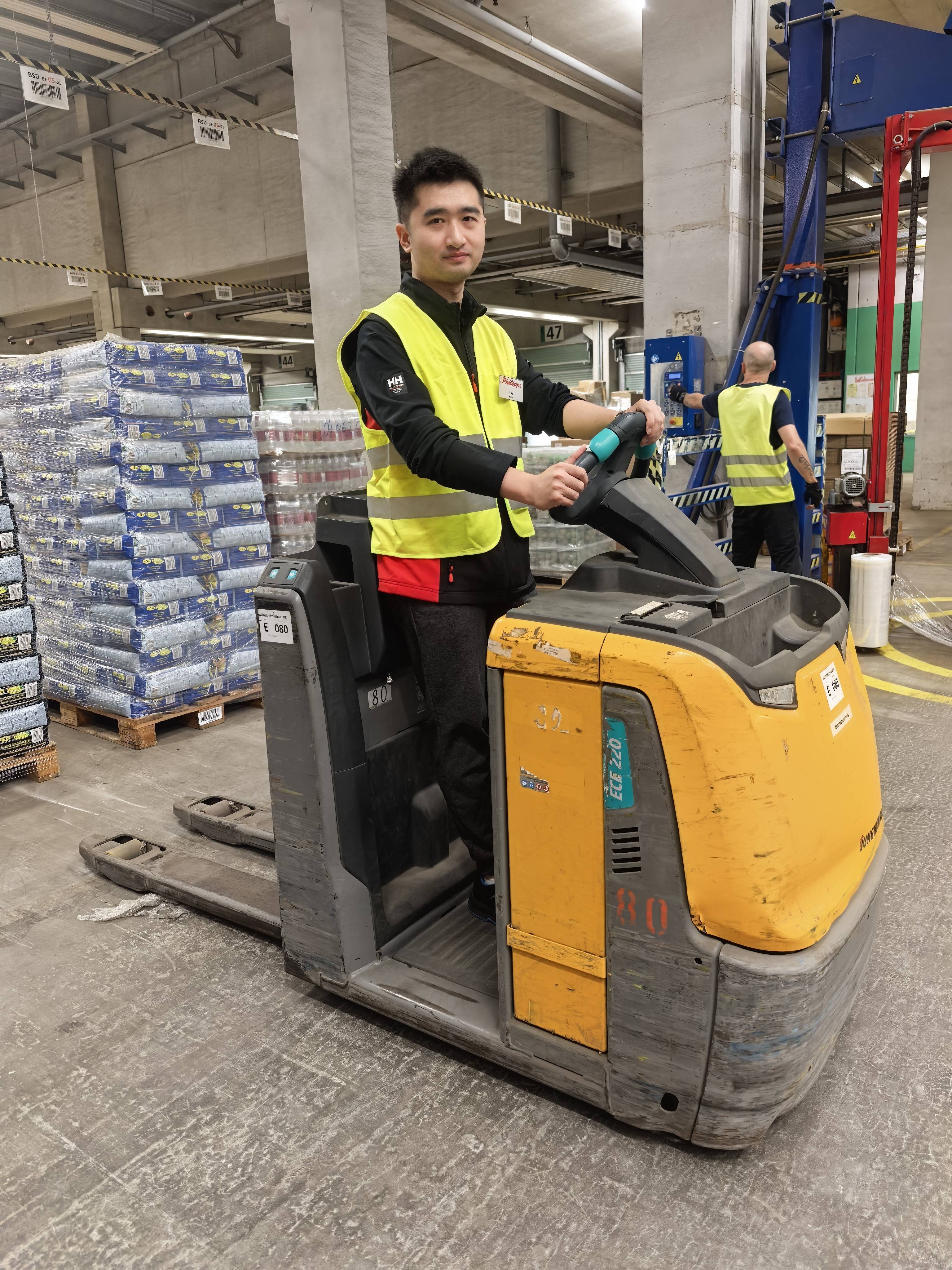 放弃考编出国学汽修 男子第一年想赚18万