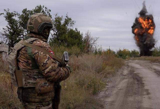 俄军从北到南全线同步推进,红军城告急,乌军北部通道被切断