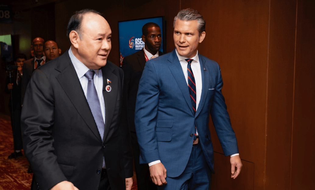 南海爆发激烈对峙,美航母给菲律宾撑腰,055大胆穿插美编队立下大功